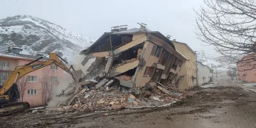 Ağır hasarlı konutların yıkımına başlandı