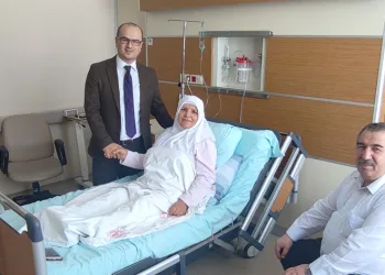 Genç cerrah bu kez annesine şifa oldu