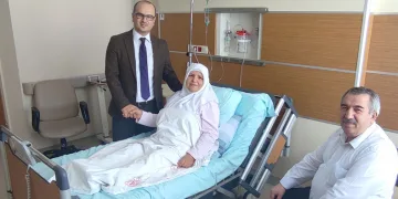 Genç cerrah bu kez annesine şifa oldu