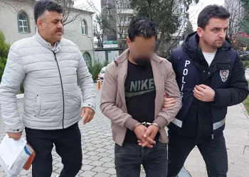 Kapısını kırdığı evden 3 gün boyunca valizlerle eşya çalıp taşıdı