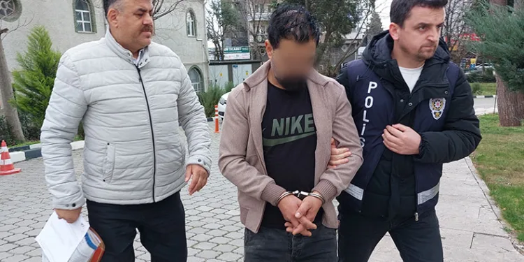 Kapısını kırdığı evden 3 gün boyunca valizlerle eşya çalıp taşıdı