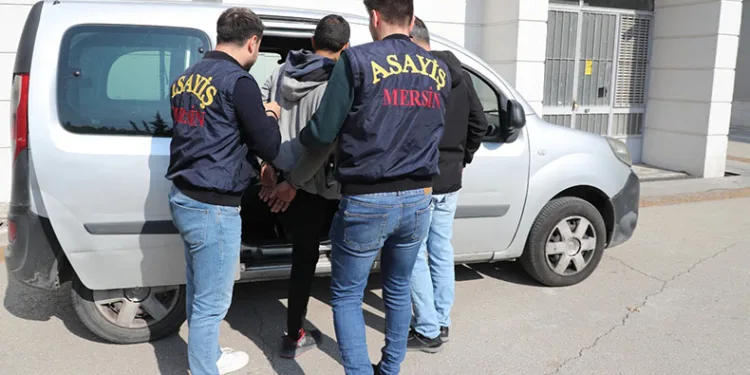 Oto hırsızı önce kameraya sonra polise yakalandı