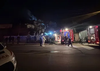 Binanın terasında panik oluşturan yangın