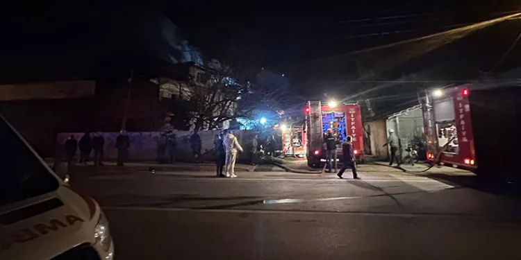 Binanın terasında panik oluşturan yangın