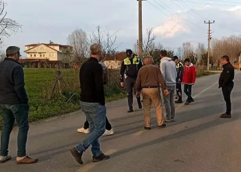 Camiden evine giderken dengesini kaybeden bisikletli otomobile çarptı