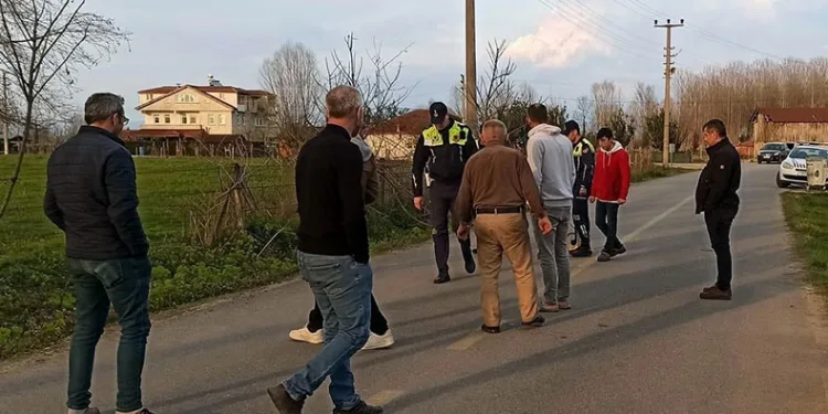 Camiden evine giderken dengesini kaybeden bisikletli otomobile çarptı