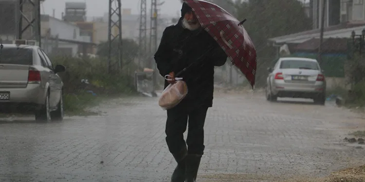 Doğu Akdeniz’de kuvvetli fırtına etkisini hissettiriyor