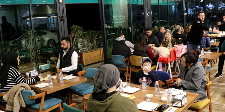 İftar sonrası tatlıcılara akın ediyorlar
