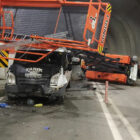 Yolcu minibüsü tünel içinde kaza yaptı
