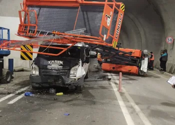 Yolcu minibüsü tünel içinde kaza yaptı