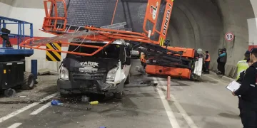 Yolcu minibüsü tünel içinde kaza yaptı