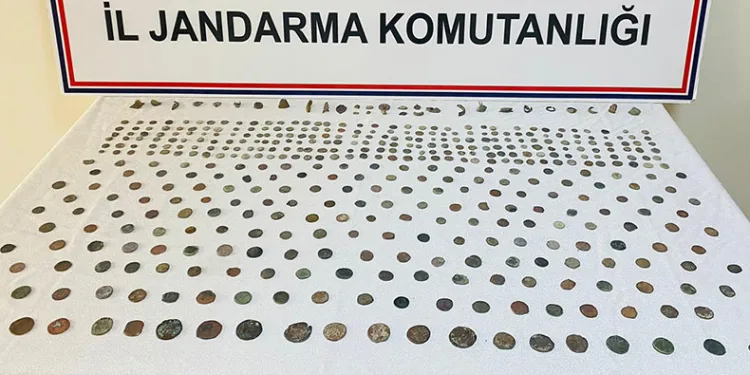 Osmaniye’de yolcu otobüsünde 477 sikke ve bronz objeler ele geçirildi