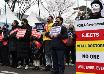 Greve giden doktorlar için yaptırım