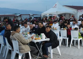 Kızılay Başkanı depremzedelerle iftar sofrasında buluştu