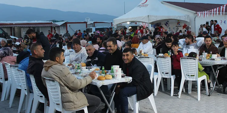 Kızılay Başkanı depremzedelerle iftar sofrasında buluştu