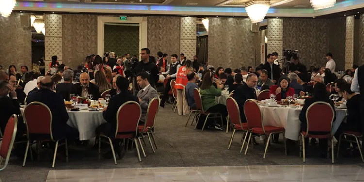 Koruyucu aileler ve çocukları iftarda buluştu