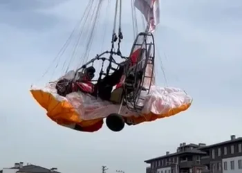 Havada seçim reklamı kaza ile sonuçlandı