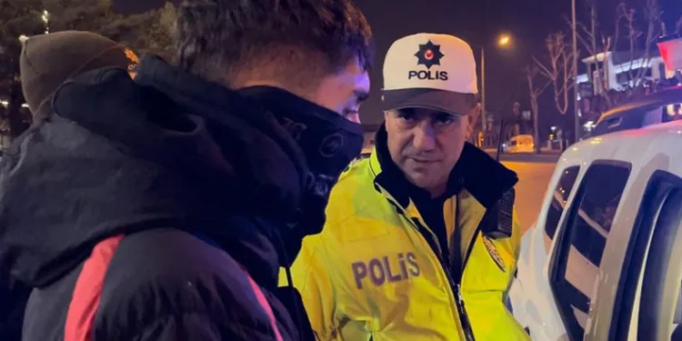 Polisten kaçıp, sosyal medyada fenomen oldu