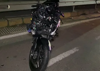 Üst geçidi kullanmayan 2 kişiye motosiklet çarptı