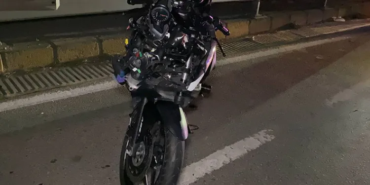 Üst geçidi kullanmayan 2 kişiye motosiklet çarptı