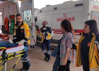 Minibüs ile otomobil çarpıştı: 1’i bebek 4 yaralı
