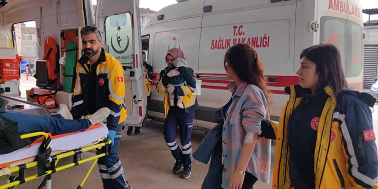 Minibüs ile otomobil çarpıştı: 1’i bebek 4 yaralı