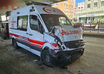 Minibüsle hastaya yetişmeye çalışan ambulans çarpıştı