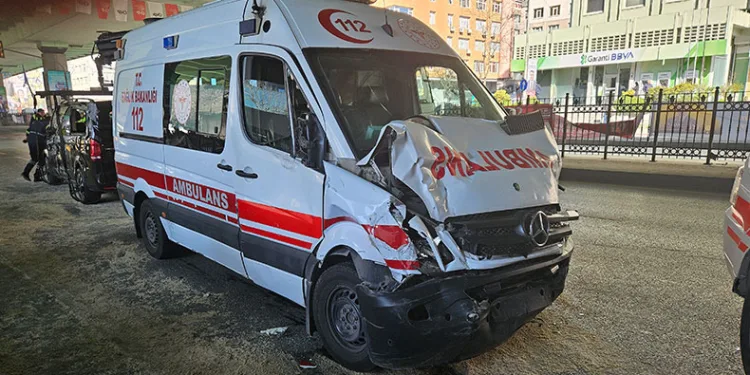 Minibüsle hastaya yetişmeye çalışan ambulans çarpıştı