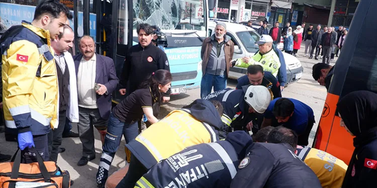 Erzurum’da trafik kazası; 14 yaralı