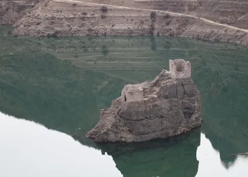 Baraj suları çekildi tarihi kale ortaya çıktı