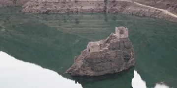 Baraj suları çekildi tarihi kale ortaya çıktı