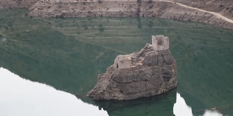 Baraj suları çekildi tarihi kale ortaya çıktı