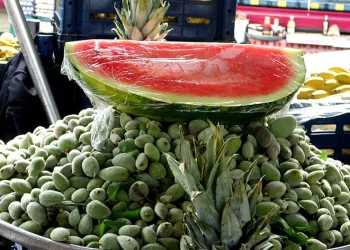 Karpuz, çilek ve çağla pazar yerindeki tezgahlarda yerini aldı