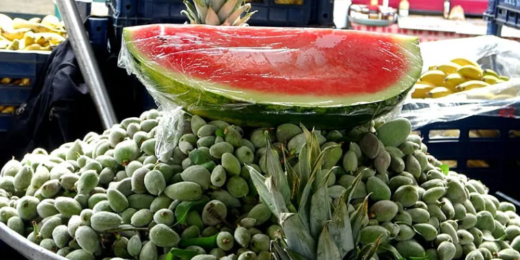 Karpuz, çilek ve çağla pazar yerindeki tezgahlarda yerini aldı