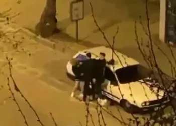 İzmir’de sokak ortasında kadına şiddet