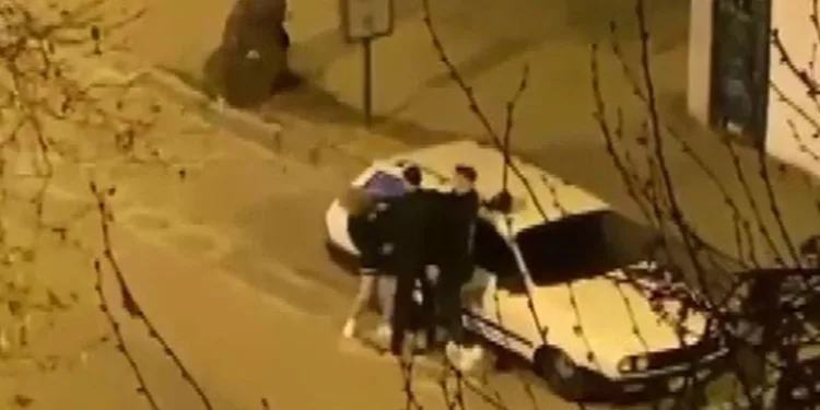 İzmir’de sokak ortasında kadına şiddet