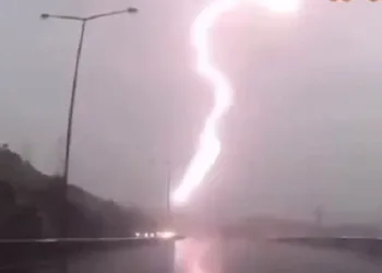 İzmir’de yıldırım düşme anı araç kamerasında