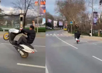 Motosikletli sürücünün tek tekerli tehlikeli yolculuğu kamerada