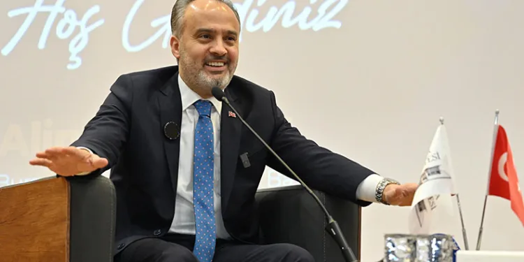 “Gençlere büyük görevler düşüyor”