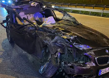 TEM’de tıra çarpan otomobilin tavanı koptu