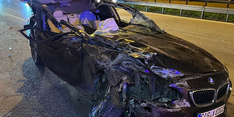 TEM’de tıra çarpan otomobilin tavanı koptu