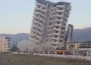 Halatla çekilen 11 katlı bina yerle bir oldu