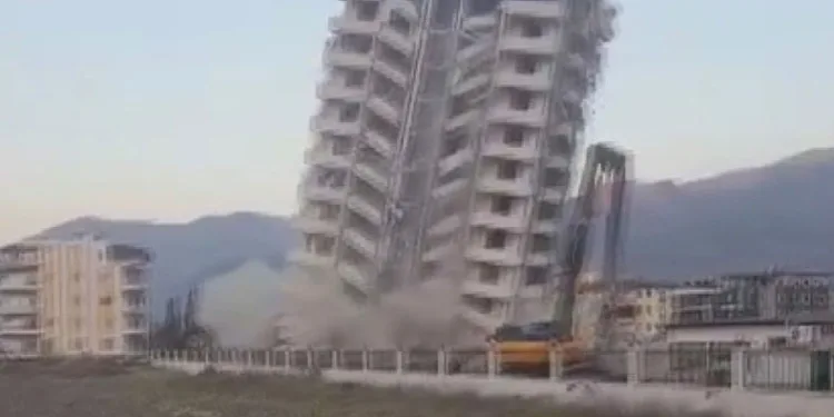 Halatla çekilen 11 katlı bina yerle bir oldu