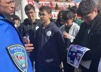 Lise öğrencileri ve polis iş birliği yaptı