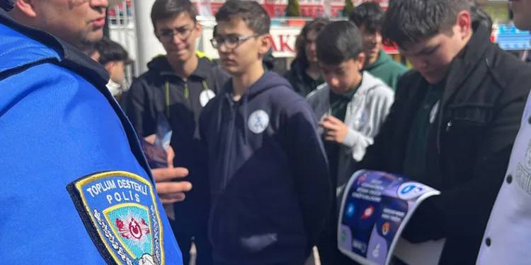 Lise öğrencileri ve polis iş birliği yaptı