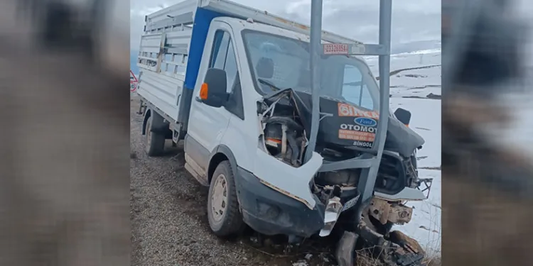 Kontrolden çıkan kamyonet direğe çarptı