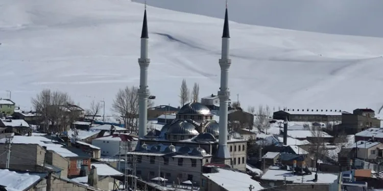 Kar yağışı Aşkale’yi esir aldı