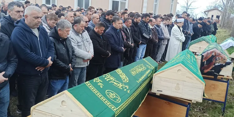 Kazada ölen 5 kişilik aile Samsun’da toprağa verildi