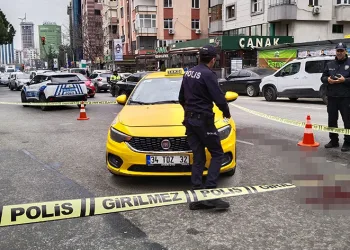 Kadıköy’de taksiciyi gasp edip bıçakladılar