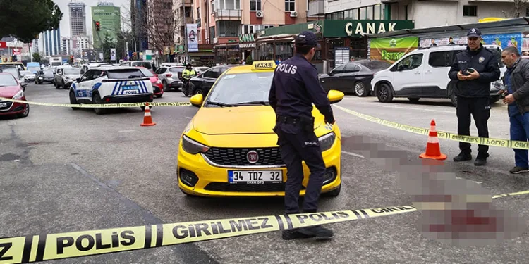 Kadıköy’de taksiciyi gasp edip bıçakladılar